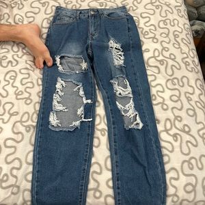 I’m selling these dark wash ripped jeans, they have never been warn